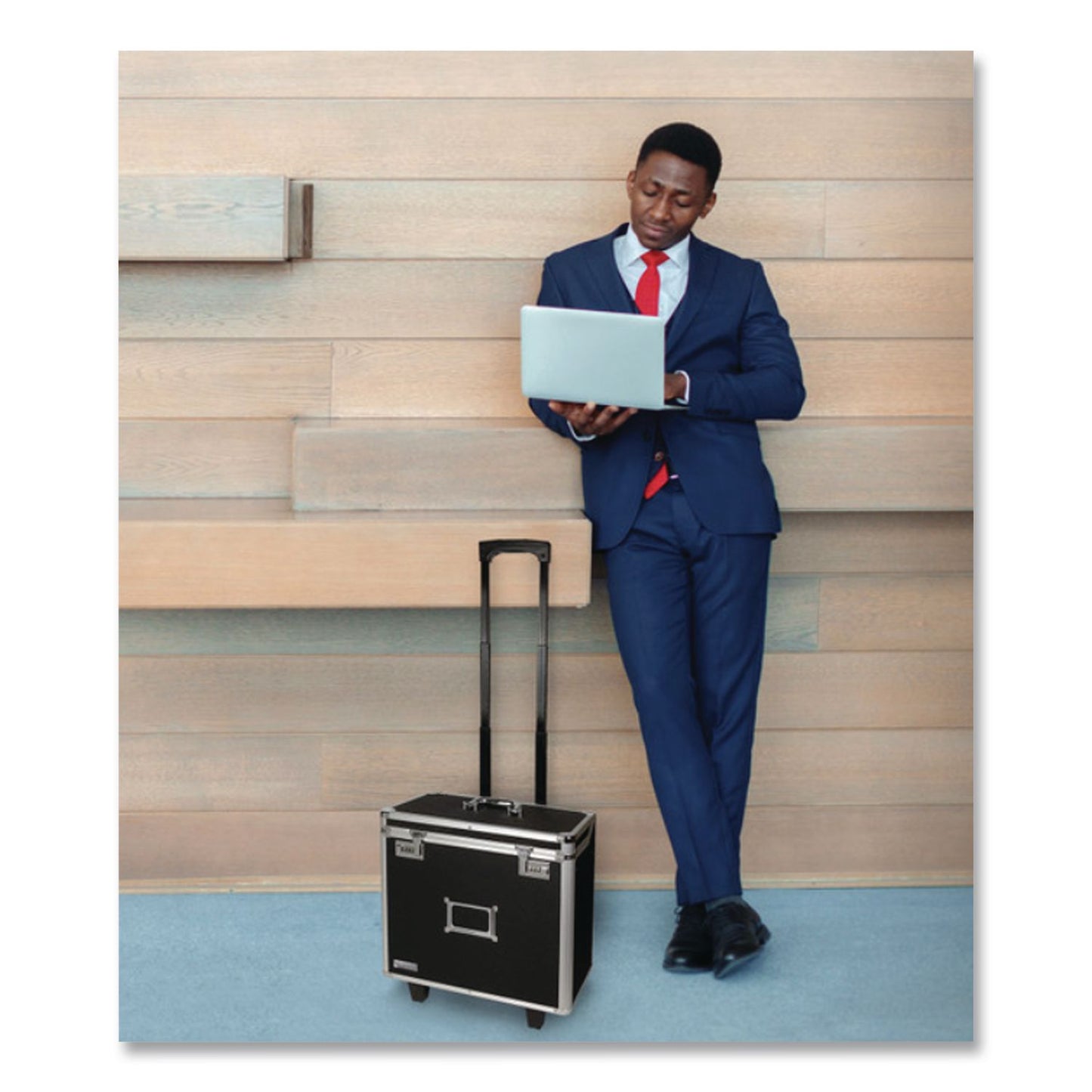Vaultz® Locking Mobile Rolling Business Case, Fits Devices Up to 16", Aluminum/Chrome/Fiberboard, 10 x 16 x 15, Black (IDEVZ00194)
