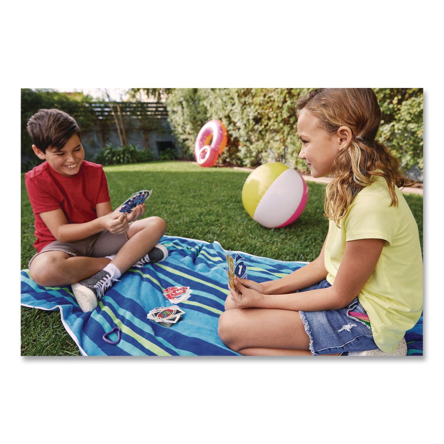 Mattel UNO Splash Card Game, 108 Waterproof Cards with Take-Along Clip, Ages 7 and Up (MTTDHW42)