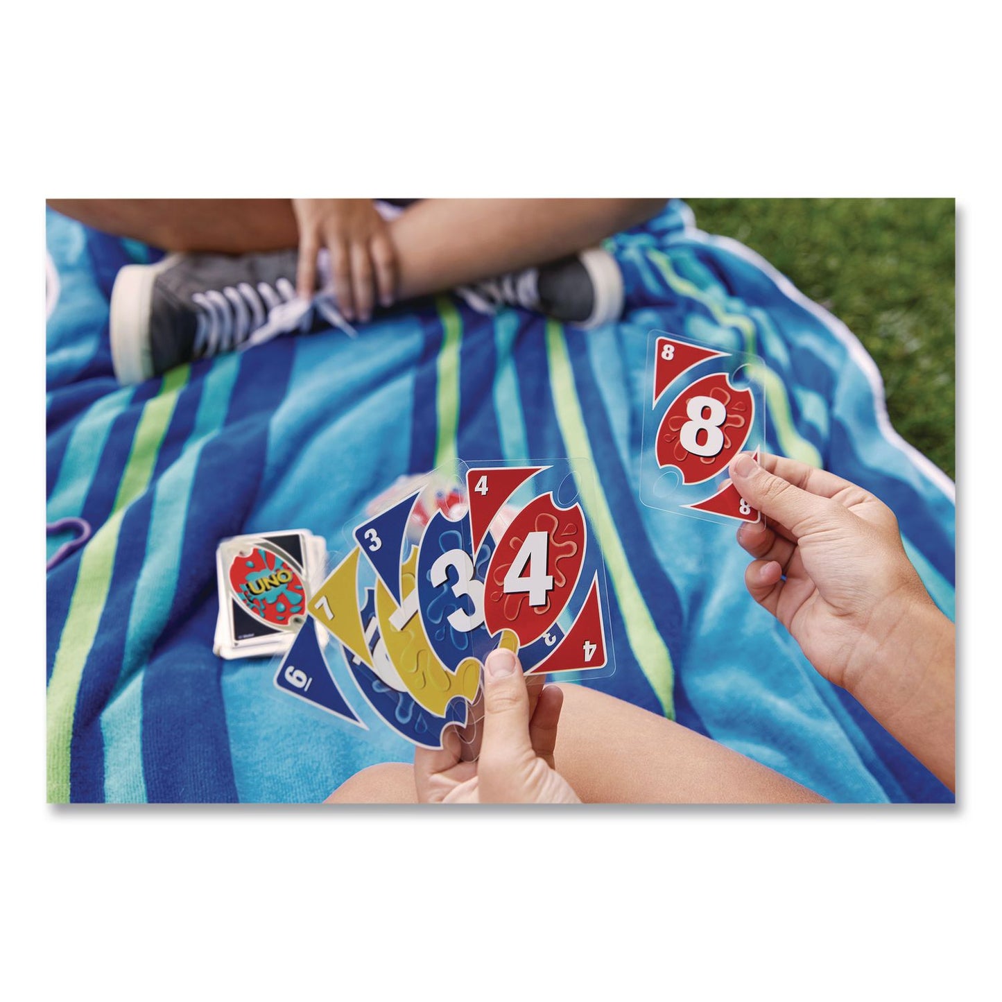 Mattel UNO Splash Card Game, 108 Waterproof Cards with Take-Along Clip, Ages 7 and Up (MTTDHW42)