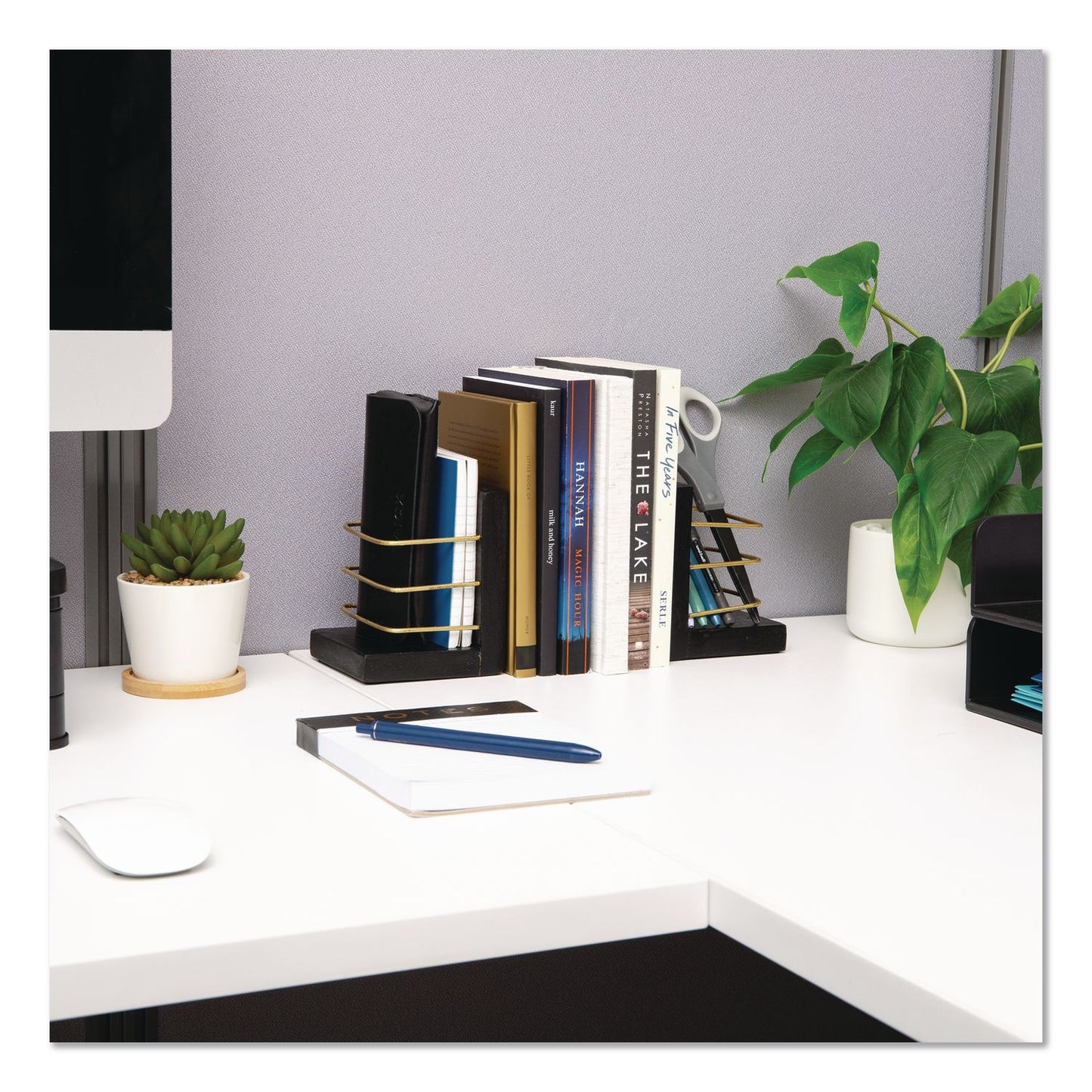 Mind Reader Wood Decorative Basket Bookends, Nonslip Base, 4 x 4 x 5, Wood/Metal, Brown/Gold (EMSBOOKBASK2BLK)