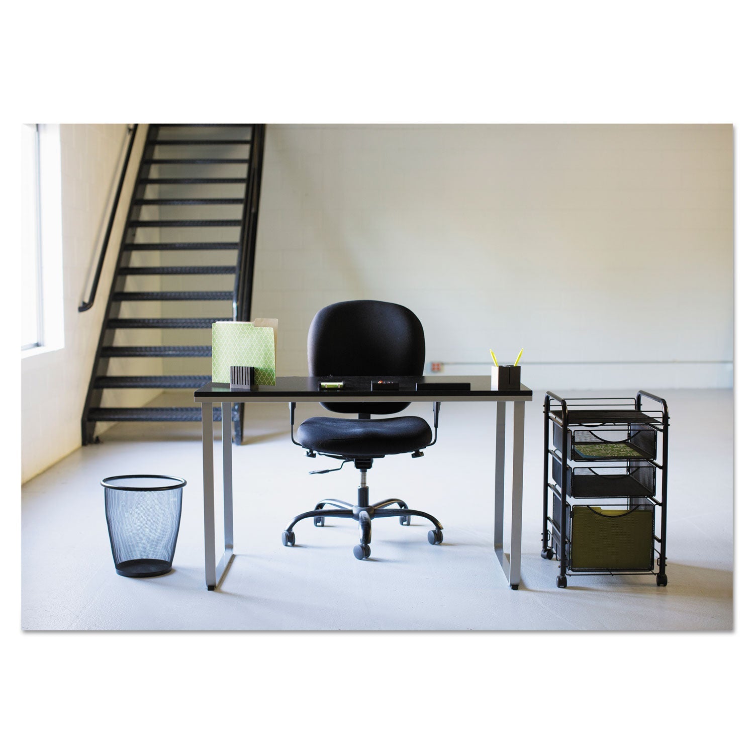 safco-onyx-round-mesh-wastebasket-num-saf9717bl_4