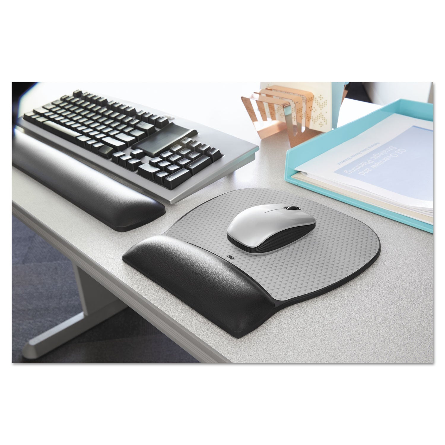 3m-antimicrobial-gel-large-mouse-pad-with-wrist-rest-9-25-x-8-75-black-mmmmw310le_4