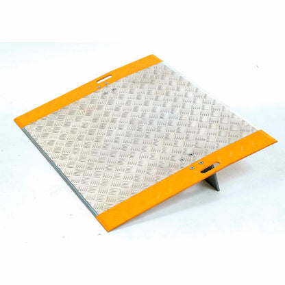 Global Industrial High-Traction Aluminum Dock Plate, 48"W x 36"L, 2700 Lb. Capacity (WB241745)