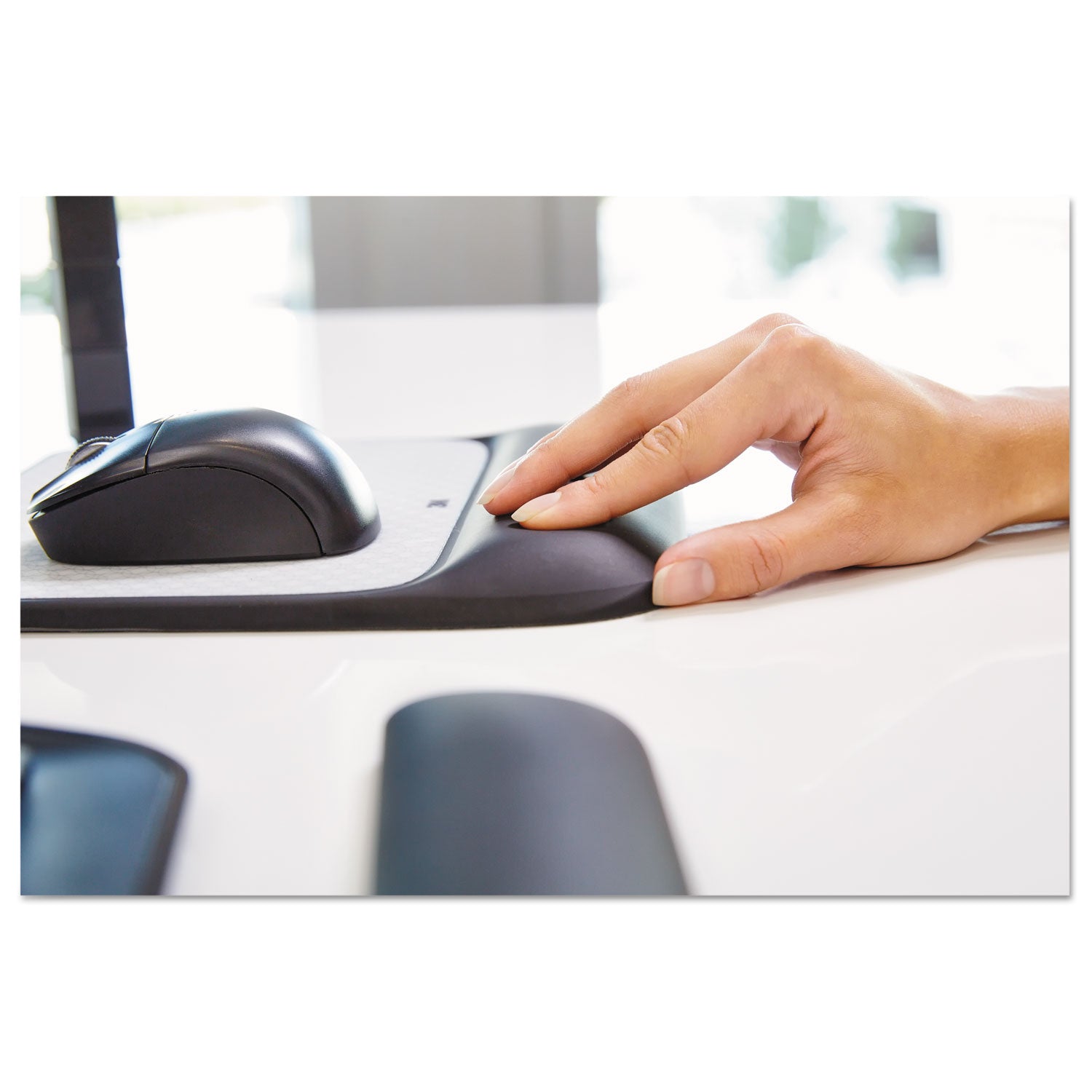 3m-mouse-pad-with-precise-mousing-surface-and-gel-wrist-rest-num-mmmmw85b_5