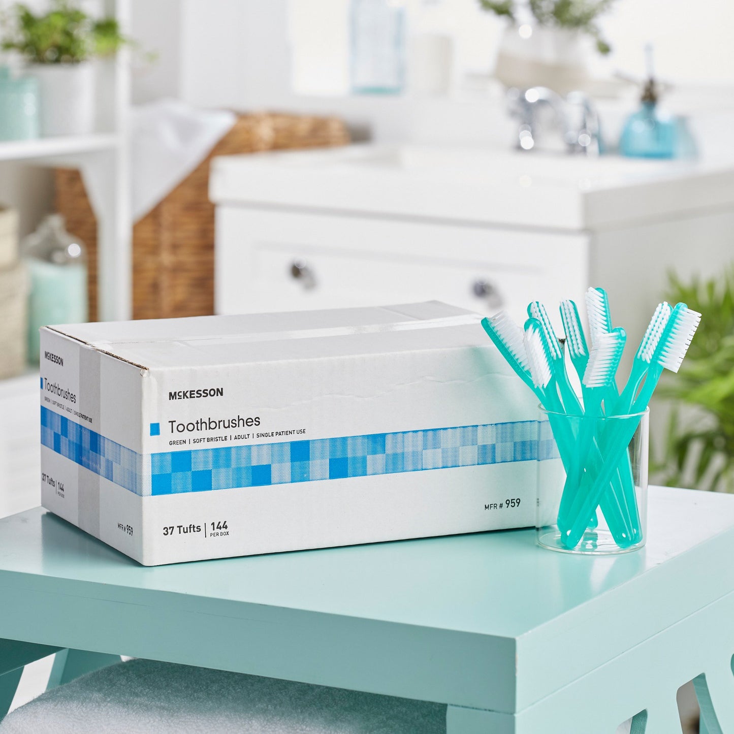McKesson Toothbrush Green Adult Soft (888502_CS)