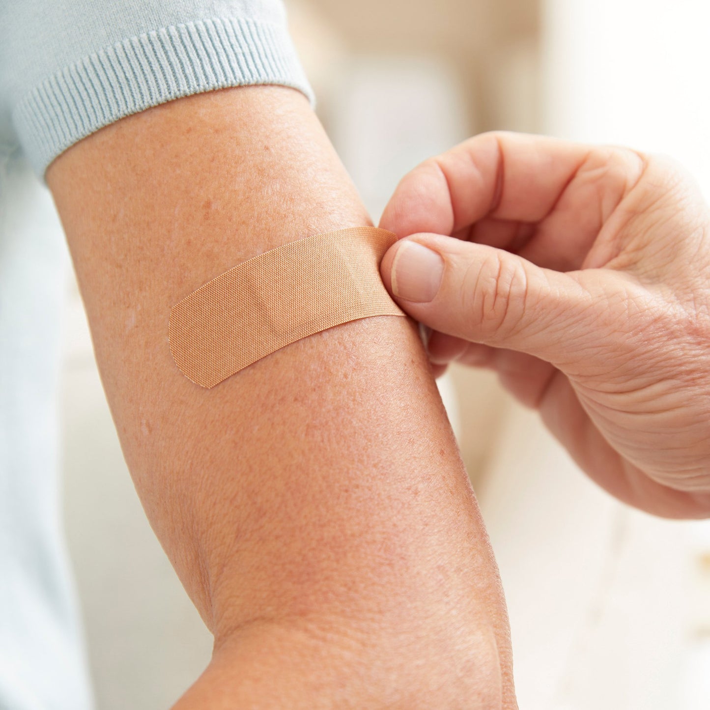 McKesson Adhesive Strip 1 X 3 Inch Fabric Rectangle Tan Sterile (466872_CS)