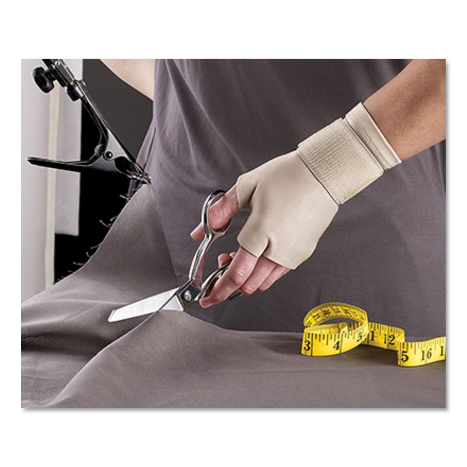 futuro-energizing-support-glove-num-mmm09183en_3