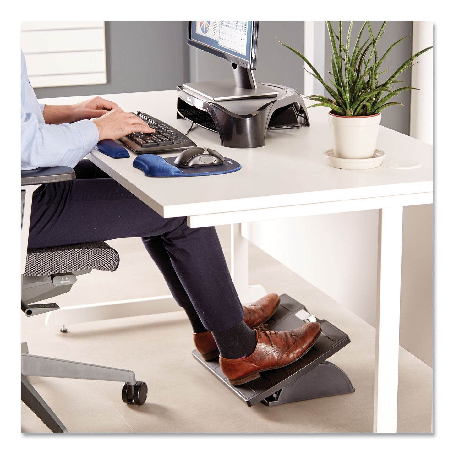 fellowes-adjustable-locking-footrest-with-microban-num-fel8035001_5