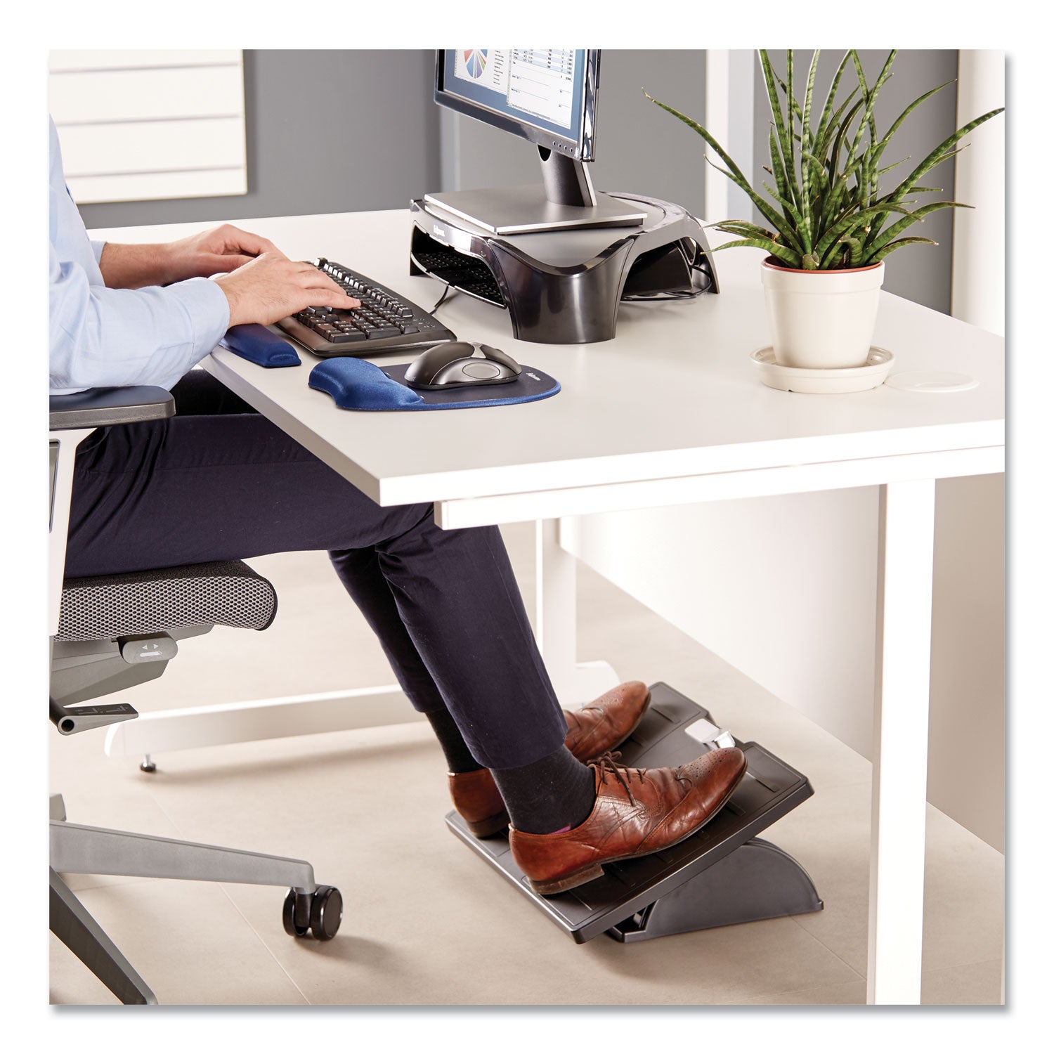 fellowes-adjustable-locking-footrest-with-microban-num-fel8035001_5
