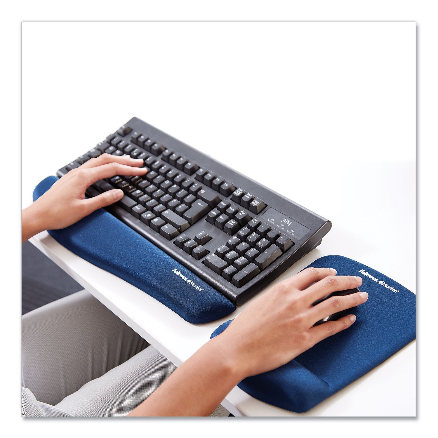 fellowes-plushtouch-mouse-pad-with-wrist-rest-num-fel9287301_4