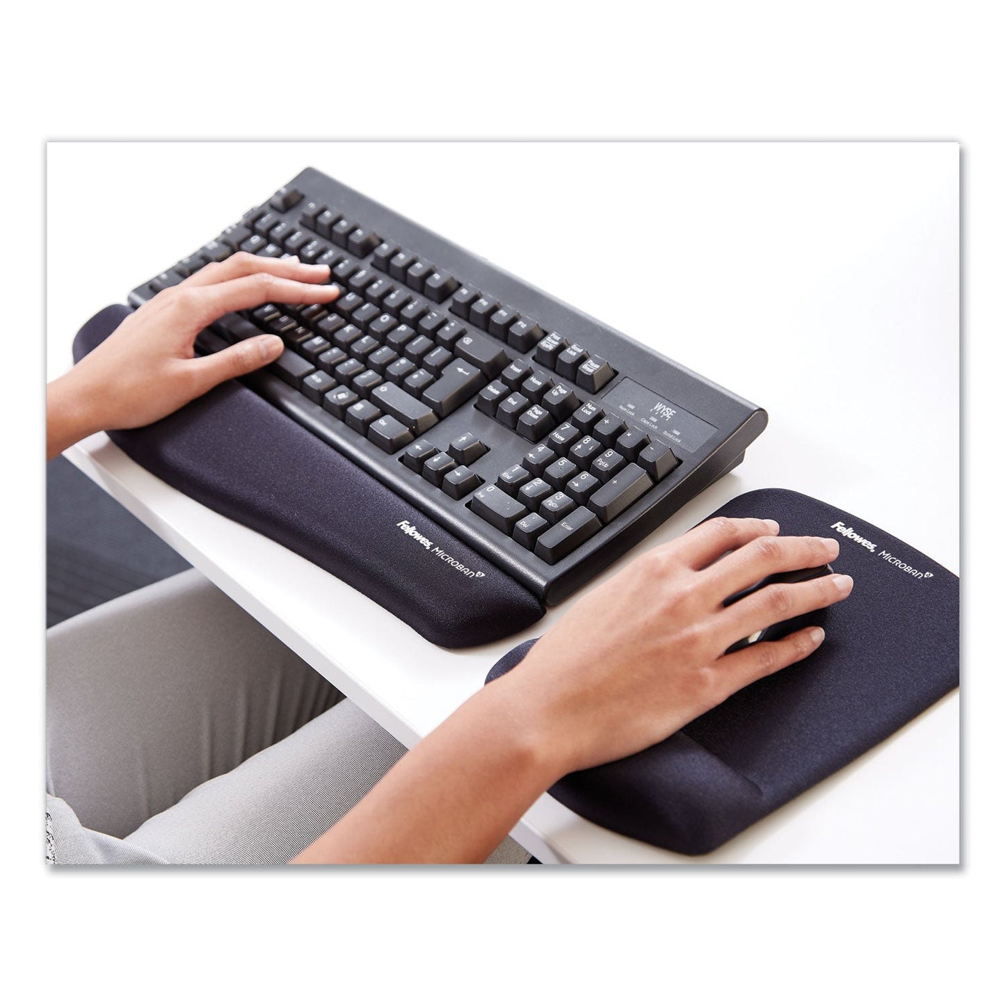 fellowes-plushtouch-mouse-pad-with-wrist-rest-num-fel9252001_3