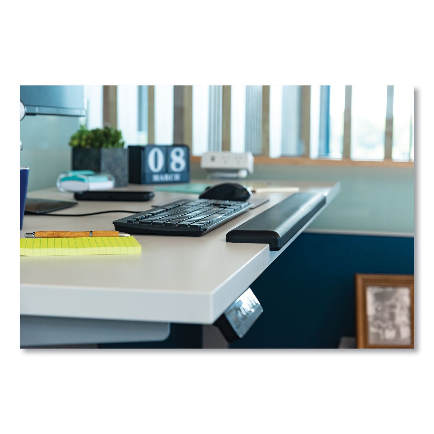 3m-gel-wrist-rest-for-standing-desks-num-mmmwr200b_2