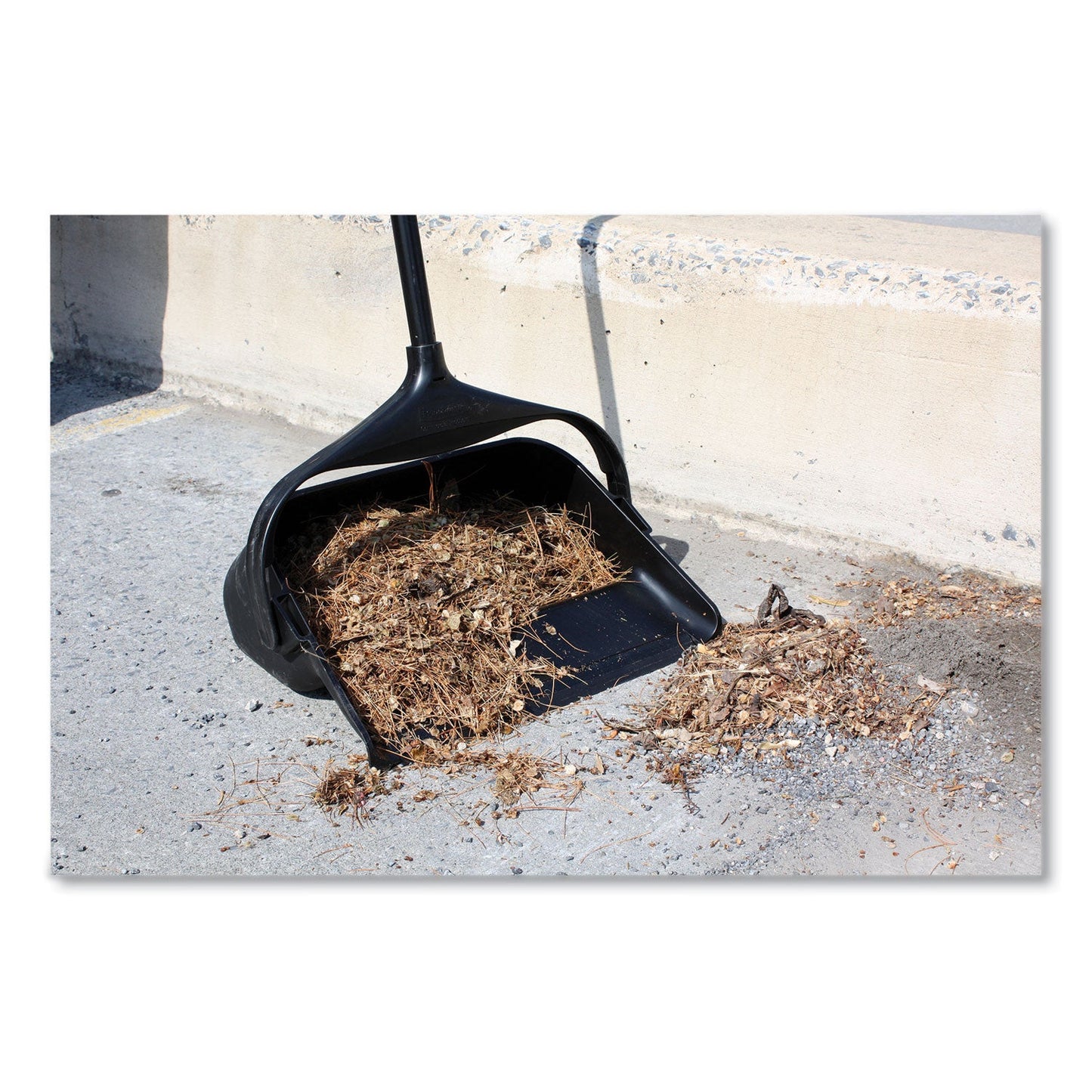 rubbermaid-lobby-pro-upright-dustpan-with-wheels-num-2531bk_5