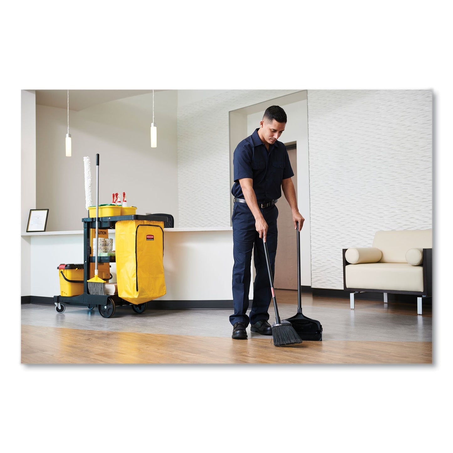 rubbermaid-lobby-pro-upright-dustpan-with-wheels-num-2531bk_6