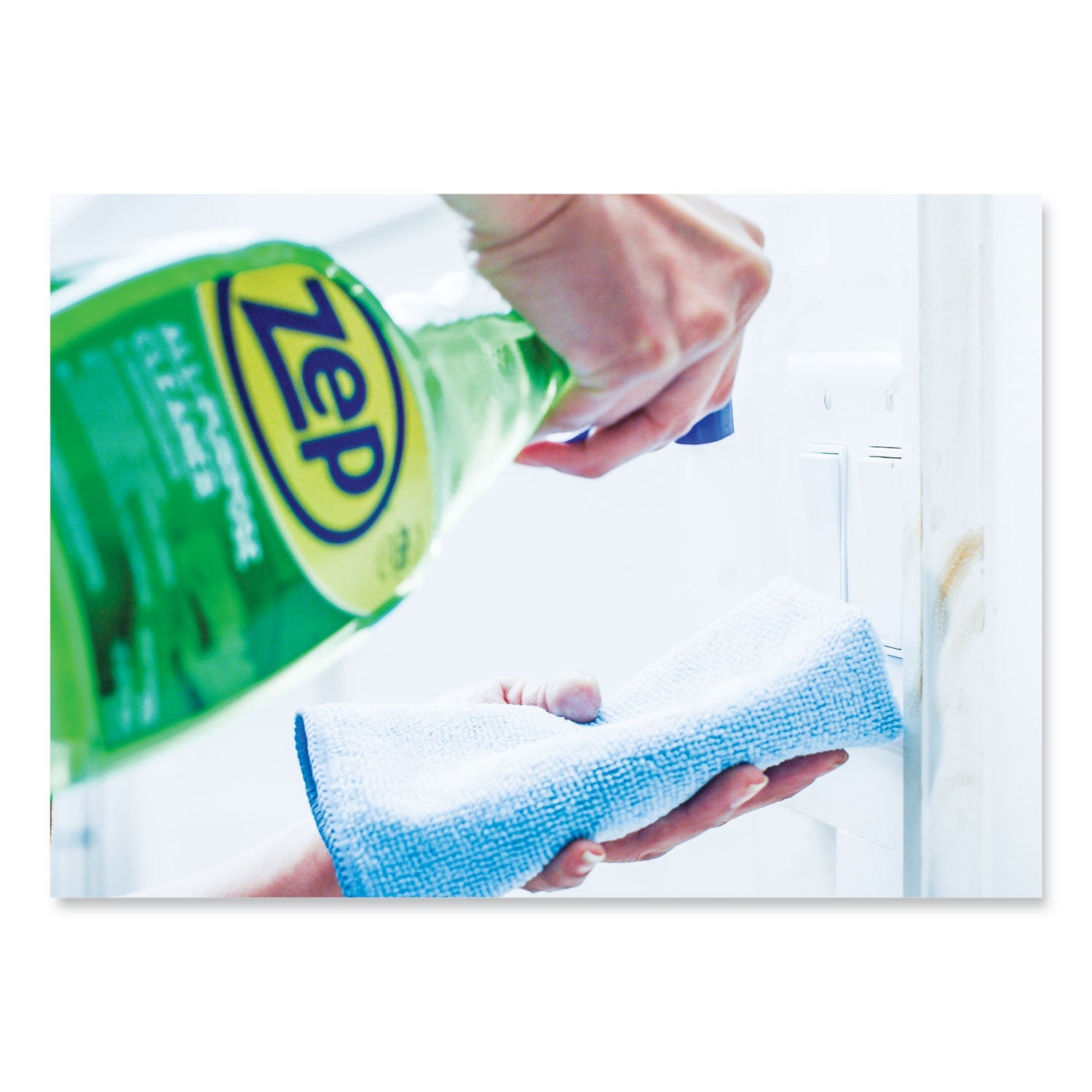 zep-commercial-all-purpose-cleaner-and-degreaser-num-zpezuall32ea_3