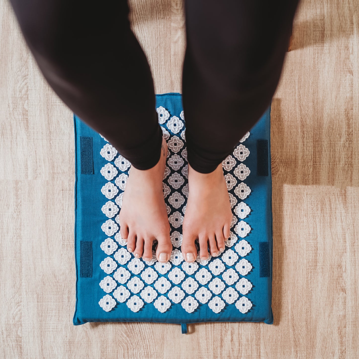 Kanjo Acupressure Foot Mat Sapphire / White Cotton-Linen Fabric / Memory Foam / Plastic 14 X 16 Inch (1236437_EA)