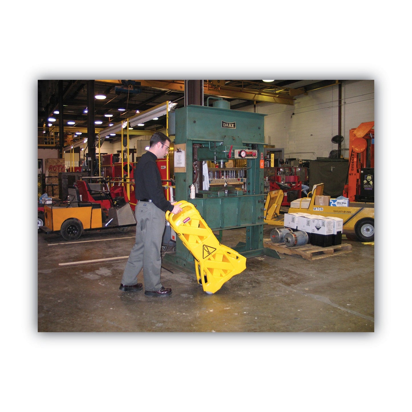 rubbermaid-portable-mobile-safety-barrier-num-rub9s1100yel_5
