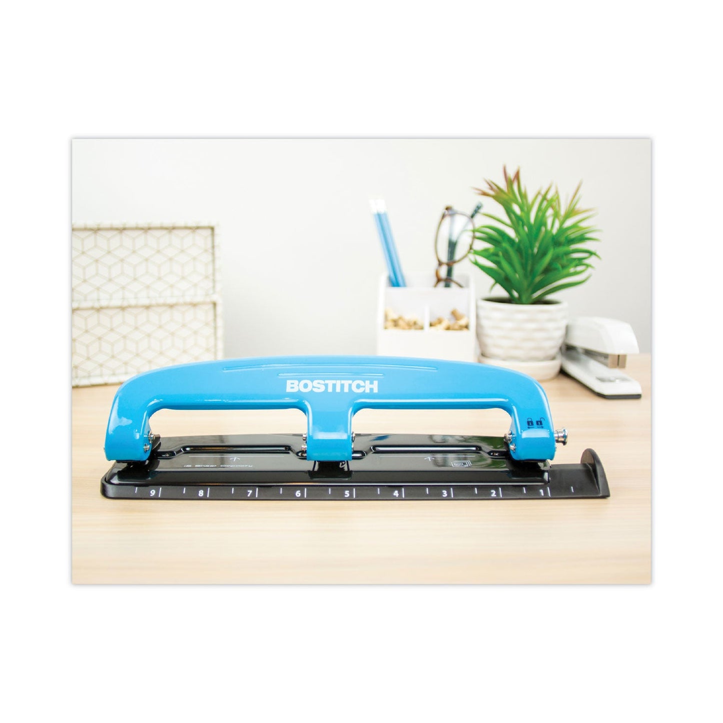 stanley-bostitch-ez-squeeze-three-hole-punch-num-aci2103_2