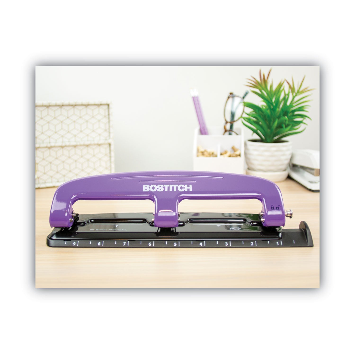 stanley-bostitch-ez-squeeze-three-hole-punch-num-aci2105_2