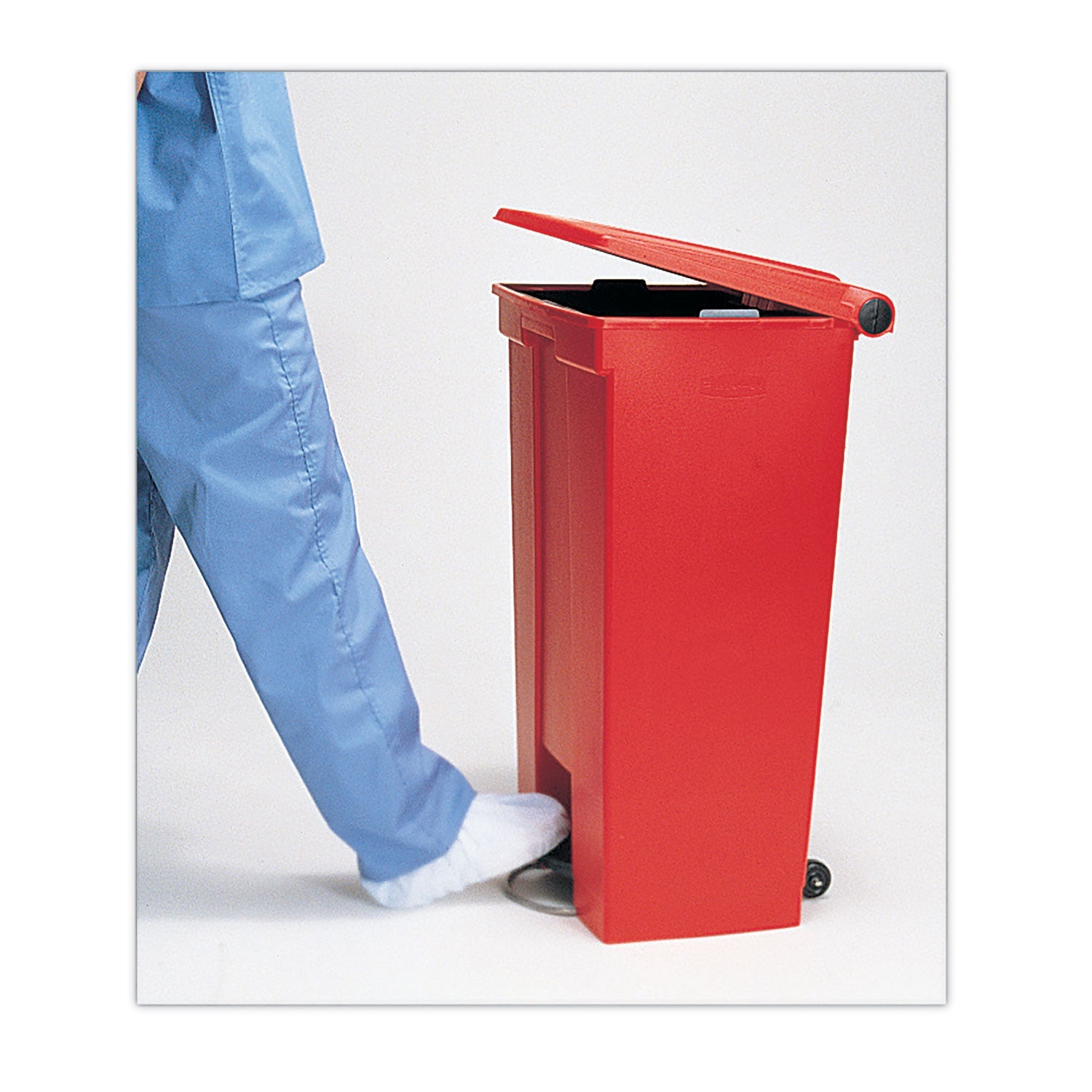 rubbermaid-indoor-utility-step-on-waste-container-num-6146rd_5