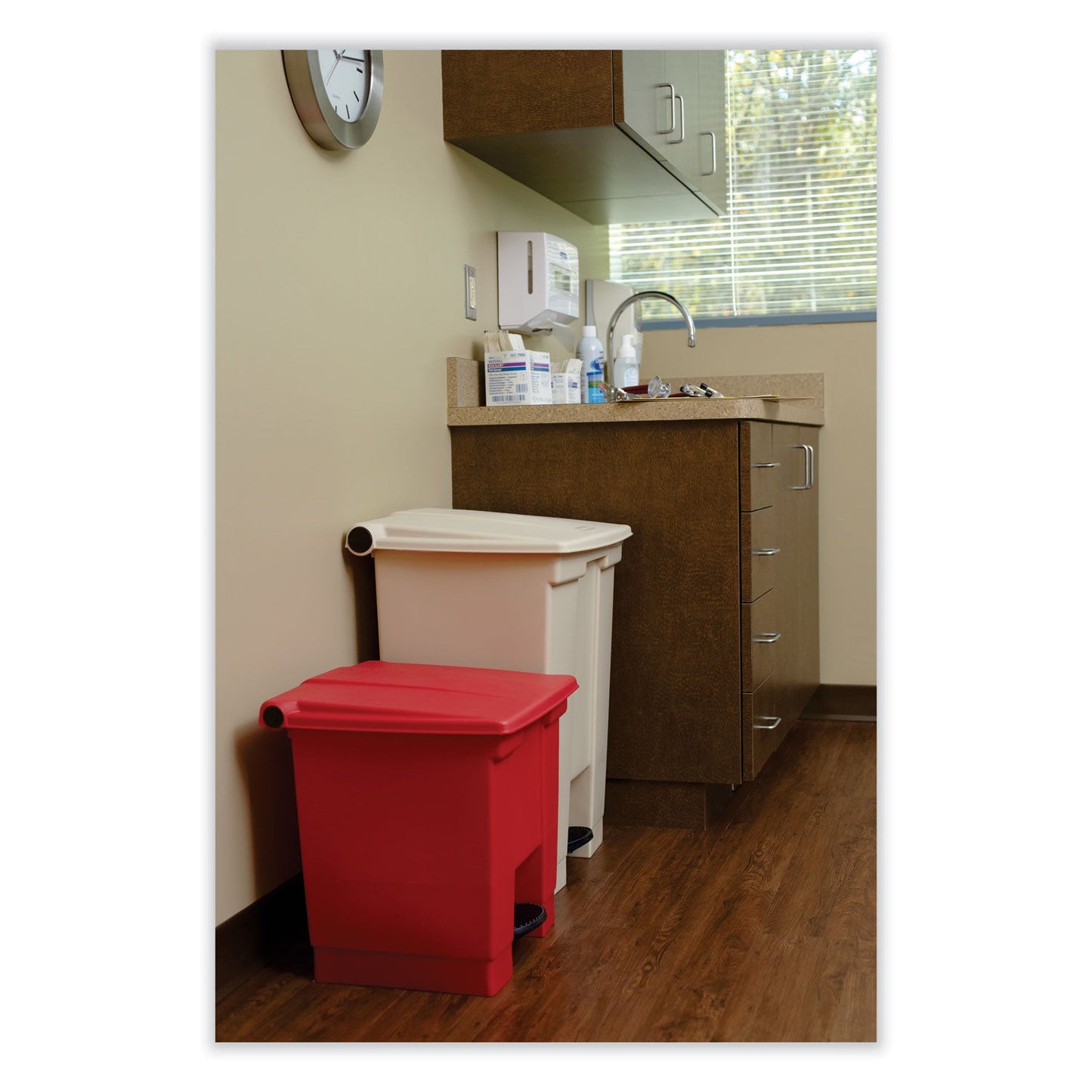 rubbermaid-indoor-utility-step-on-waste-container-num-6143rd_4