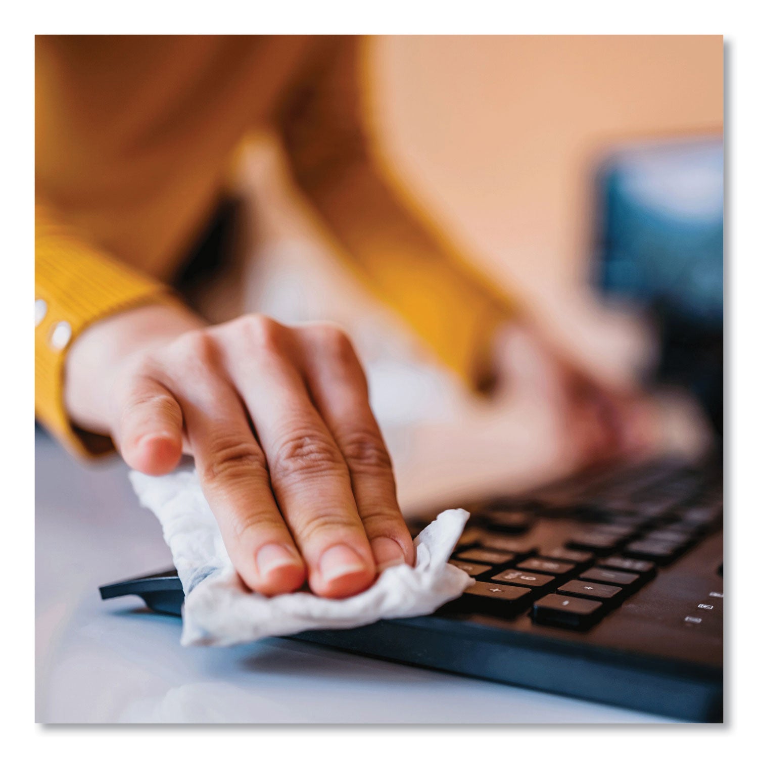 everwipe-high-volume-wet-wipe-centerpull-resealable-bucket-num-trk192811_3