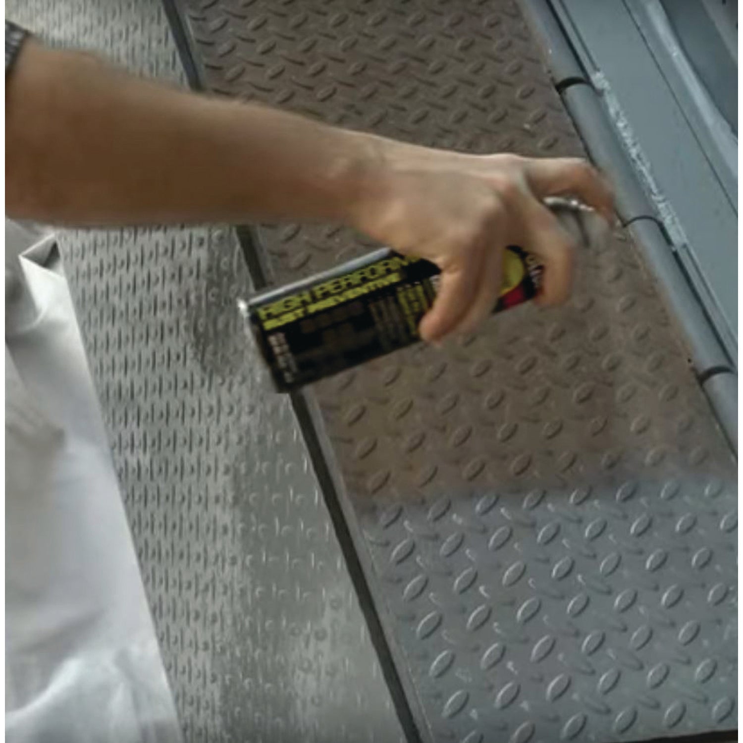 rust-oleum-r-hard-hat-high-performance-v2100-system-rust-preventive-enamel-spray-paint-flat-white-15-oz-aerosol-can-6-carton-rstv2192838_4