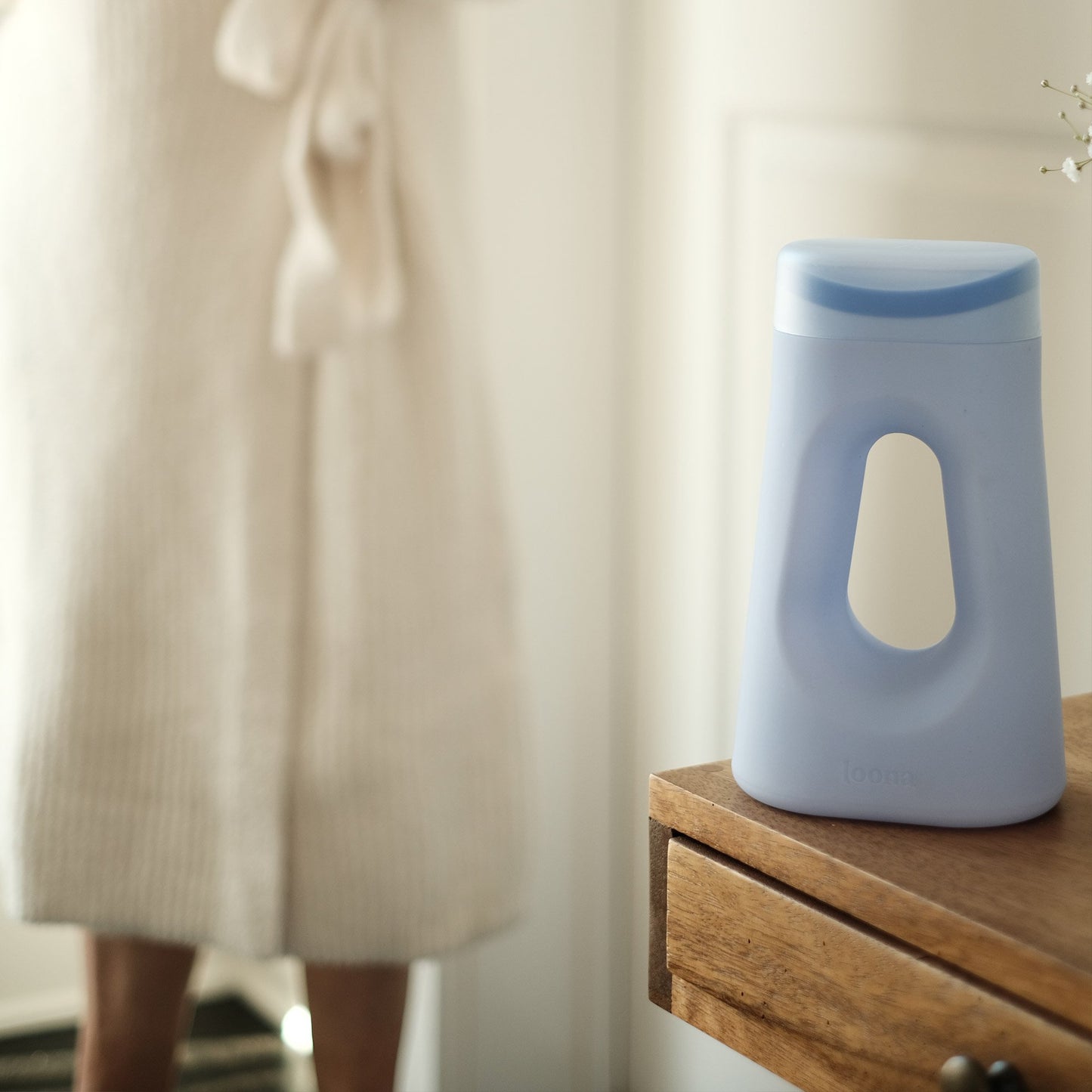 The Loona Female Urinal 30 oz. With Closure Single Patient Use (1234486_EA)