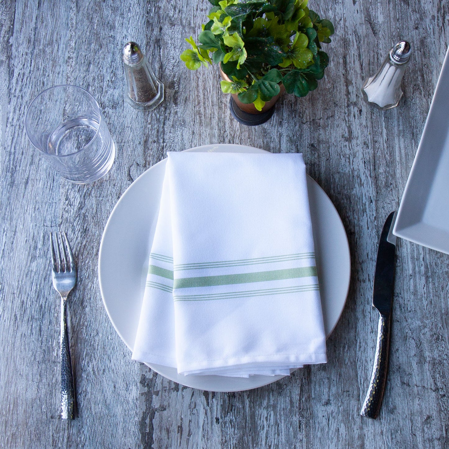 Arkwright Home® Mariposa Bistro NaPackin 18x22 Green Stripe, 120/Case (BISTRO-GRN-CS)
