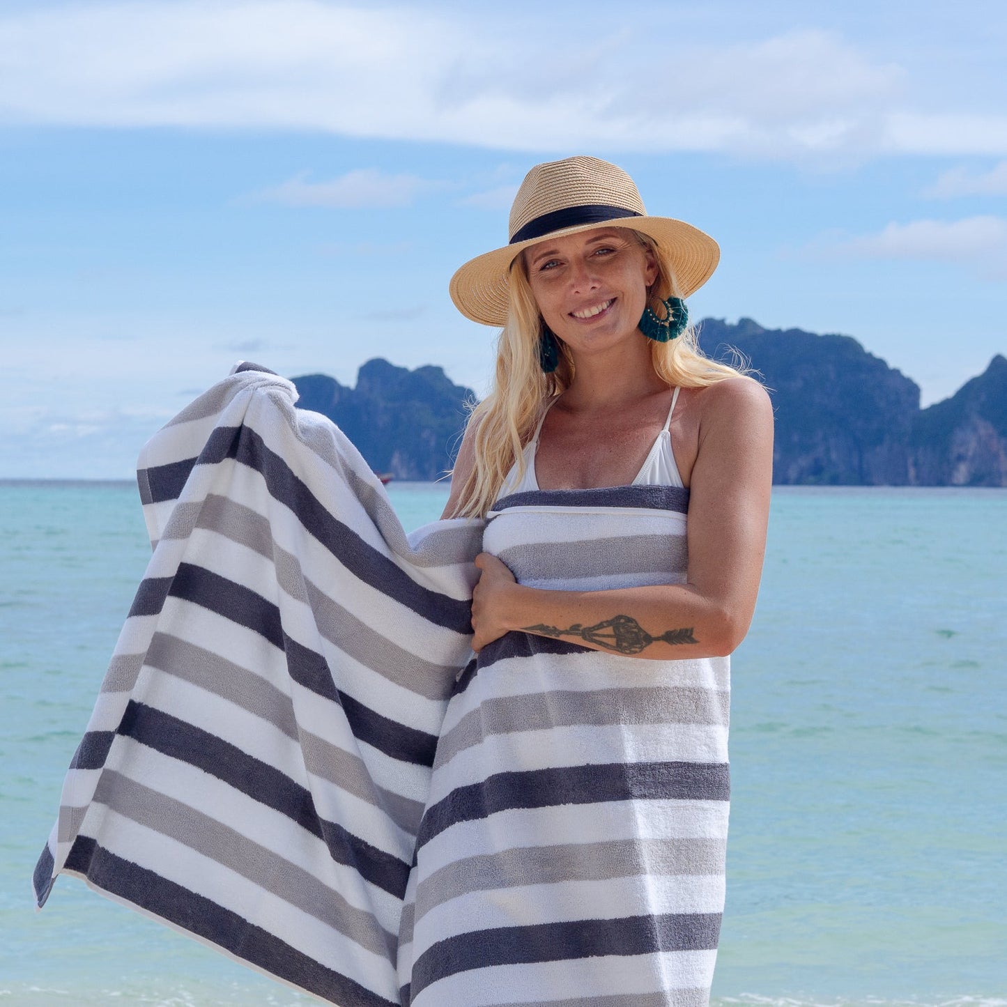 Hospeco® Cabo Cabana Beach Towel 30x70 Black/Grey, 24/Case (HOSCABOCABANA-BK-GY-CS)