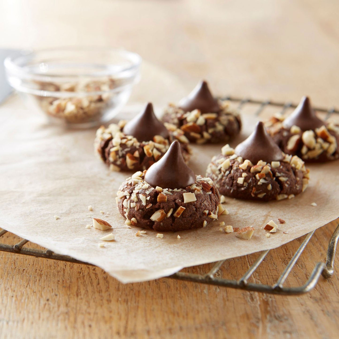 Hershey's KISSES with Almonds, Milk Chocolate, 32 oz Pack, 2 Packs/Carton (GRR60004091)