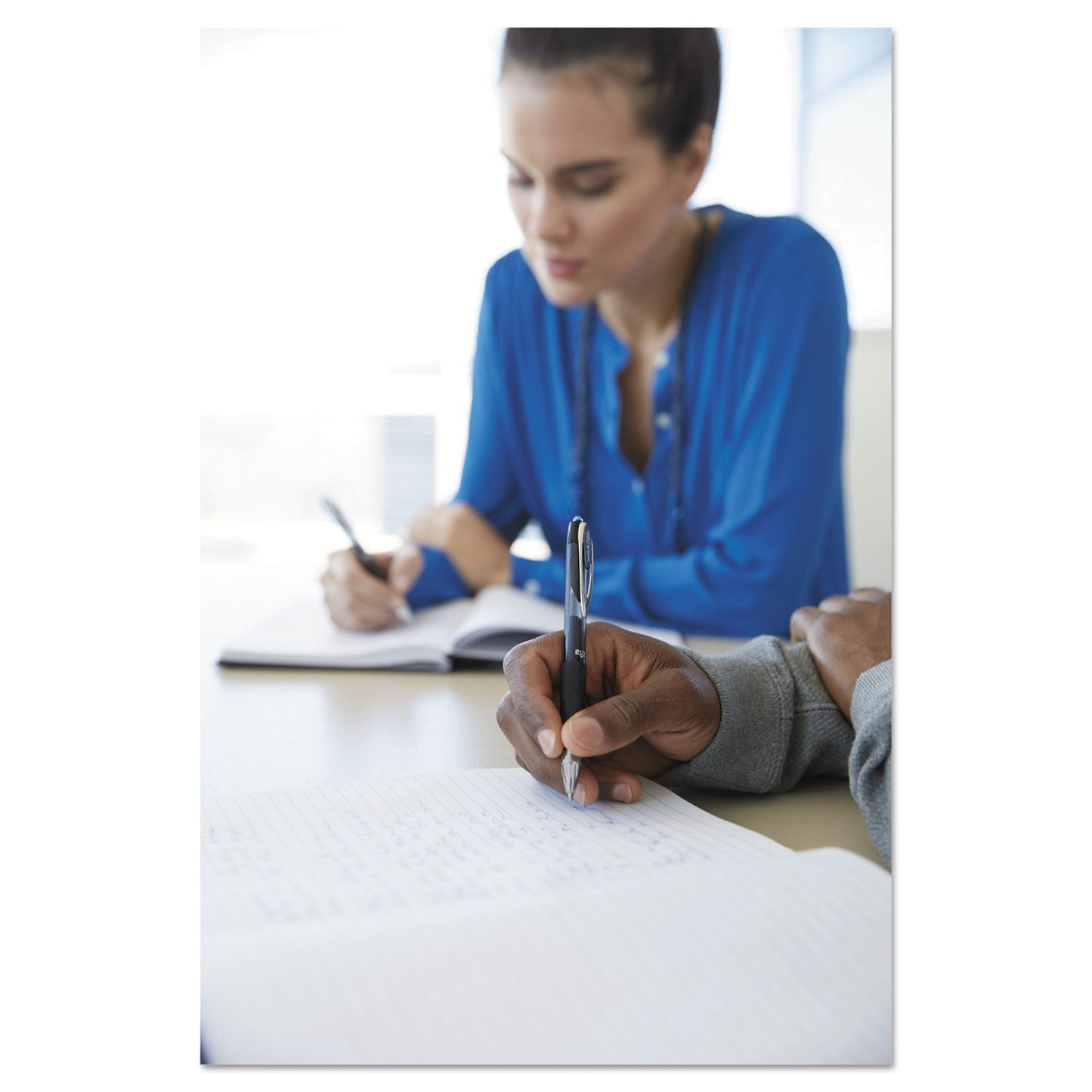uni-ball-signo-207-retractable-gel-pen-num-ubc40110_6