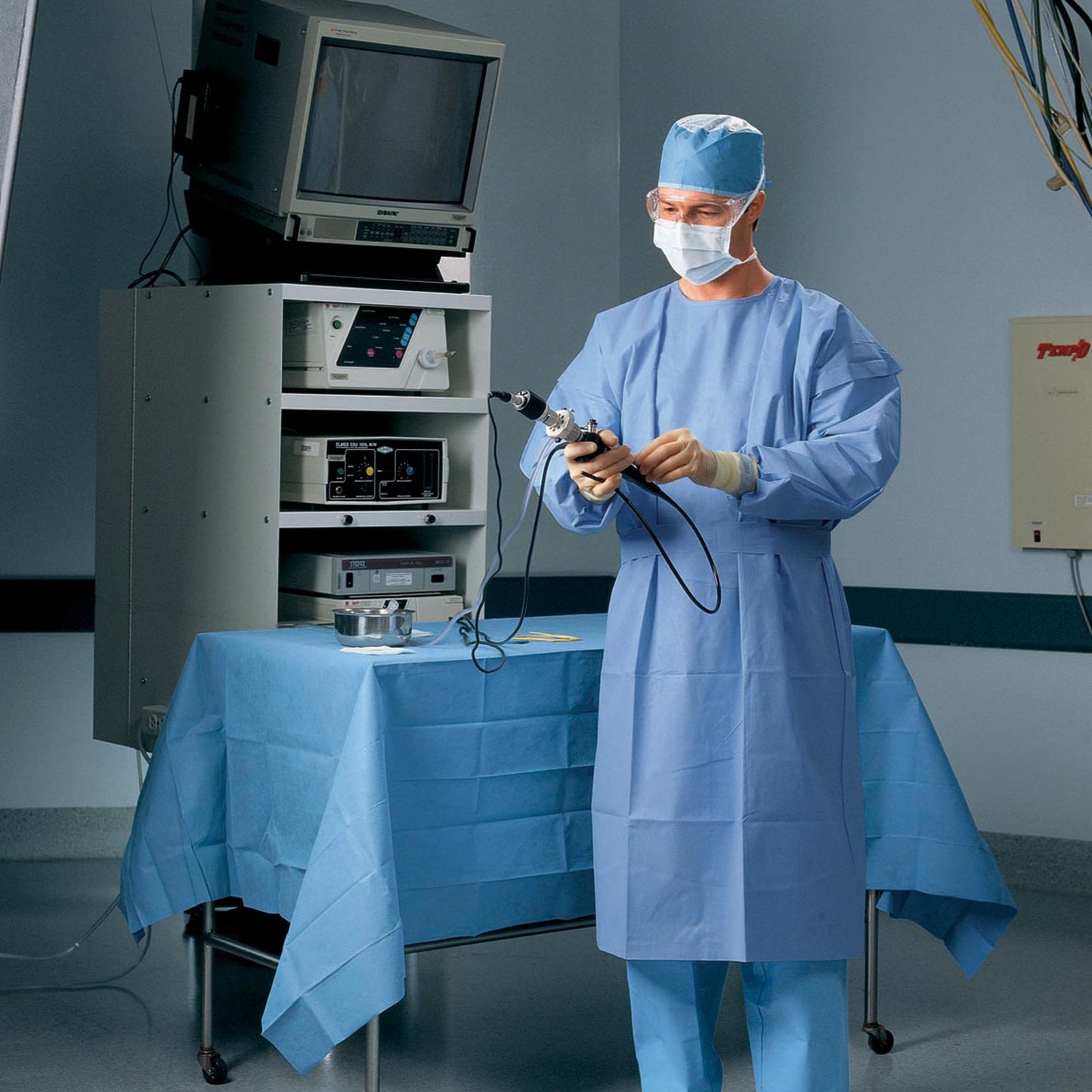Halyard Protective Procedure Gown Large Blue NonSterile Not Rated Disposable (342890_PK)