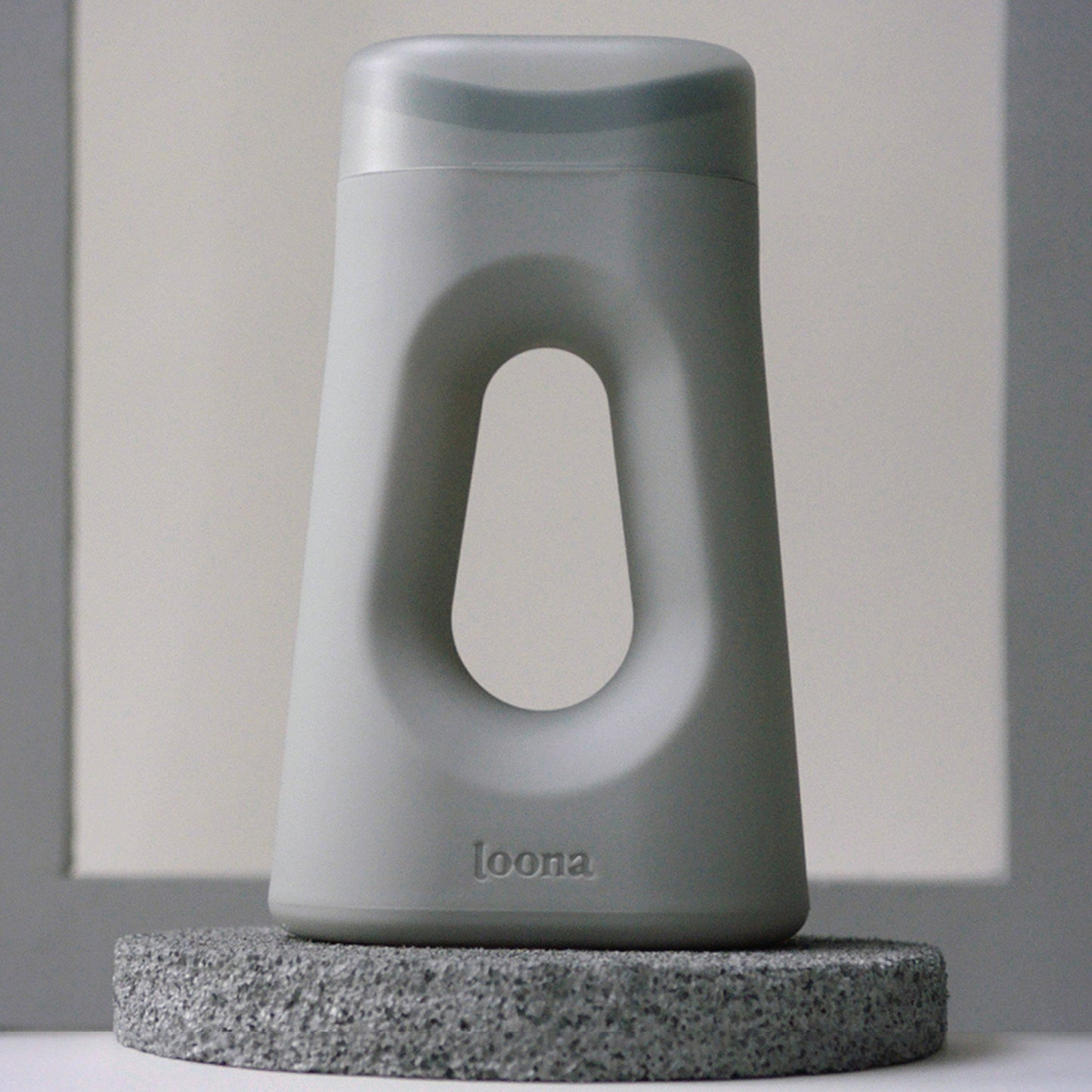 The Loona Female Urinal 30 oz. With Closure Single Patient Use (1234488_EA)