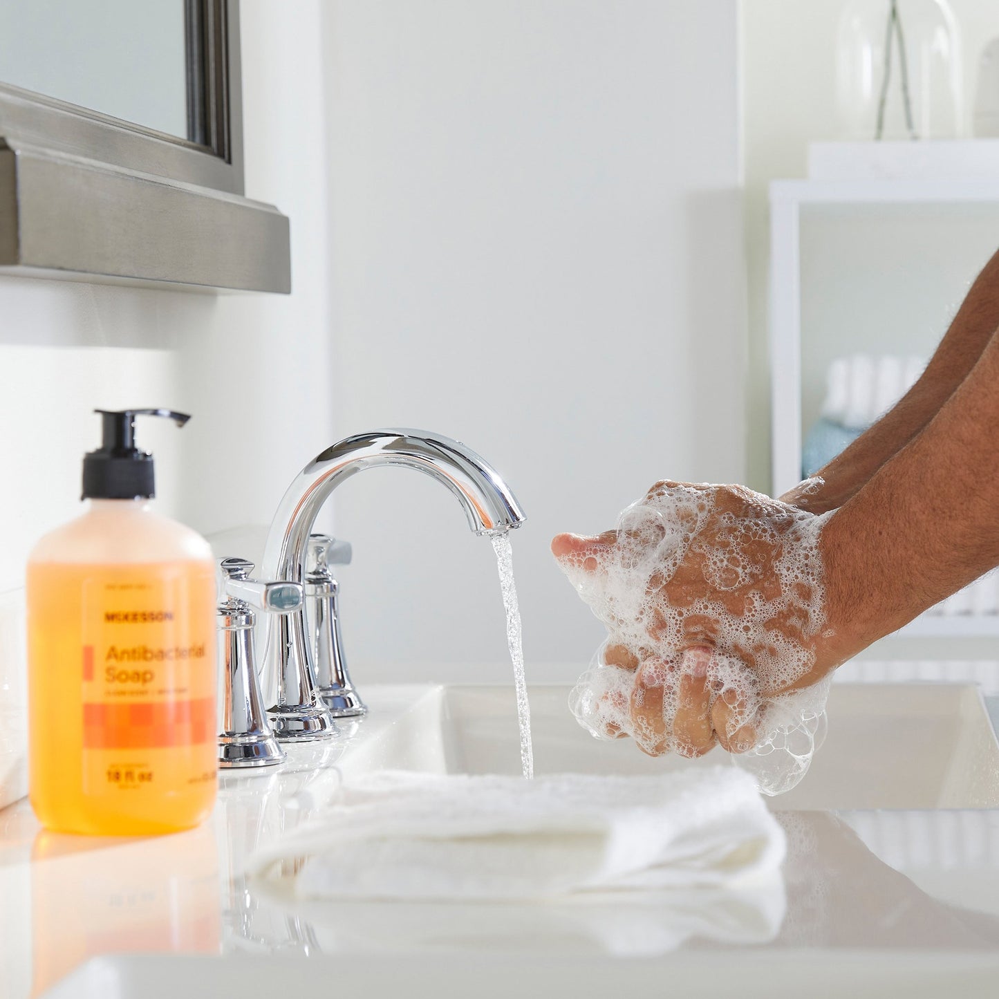 McKesson Antibacterial Soap Liquid 18 oz. Pump Bottle Clean Scent (1067683_CS)