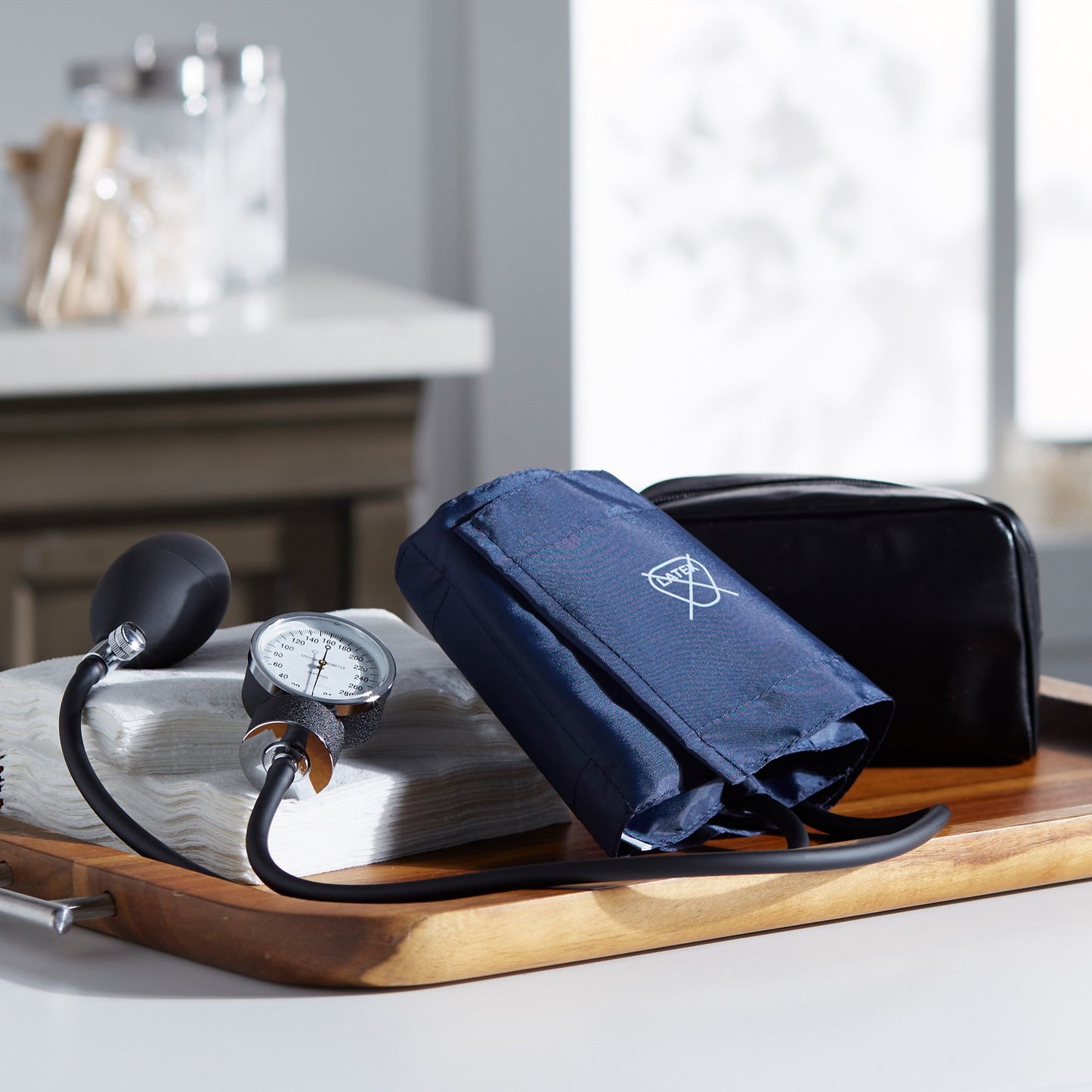 BASIC Aneroid Sphygmomanometer Unit Adult Cuff Nylon Cuff 23 - 40 cm Pocket Aneroid (363779_EA)